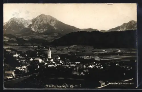 AK Windischgarsten /Ob. Öst., Gesamtansicht mit Kirche und Bergkulisse