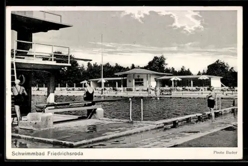 AK Friedrichroda, Schwimmbad mit Frauen im Badeanzug