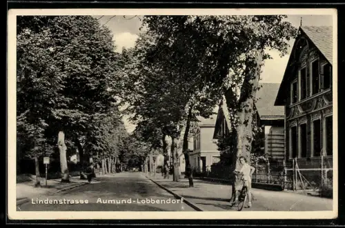 AK Aumund-Lobbendorf, Lindenstrasse mit Radfahrerin