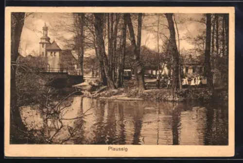 AK Plaussig, Kirche und Flussufer mit Brücke, Kindergruppe