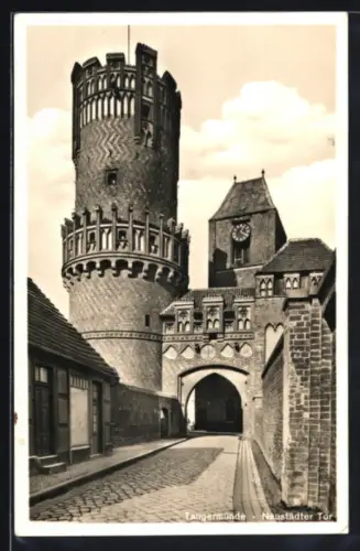 AK Tangermünde, Neustätter Tor mit Strassenpartie