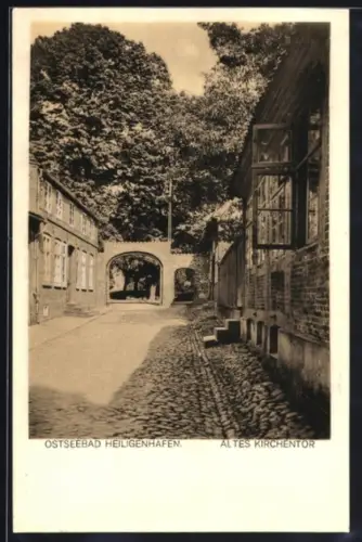 AK Heiligenhafen, Strasse am alten Kirchentor