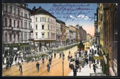 AK Karlsruhe i. B., Kaiserstrasse mit Militärparade und Radfahrern