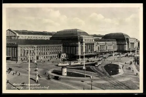 AK Leipzig, Hauptbahnhof mit Vorplatz aus der Vogelschau, Strassenbahnen