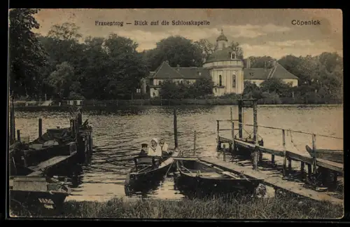 AK Berlin-Köpenick, Frauentrog, Blick auf die Schlosskapelle, Bootspartie