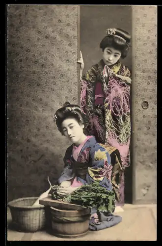 AK Zwei Japanerinnen im Kimono beim Kochen