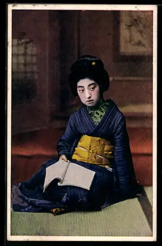 AK Japanerin im Kimono mit einem Heft