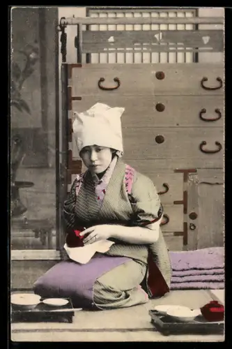 AK Japanerin im Kimono sitzt auf einer Matte