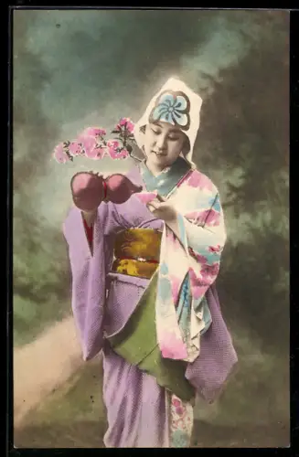 AK Japanerin im Kimono schenkt sich Tee ein