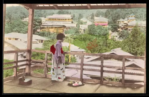 AK Japanerin im Kimono auf der Veranda