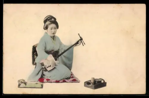 AK Japanerin im Kimono mit Instrument