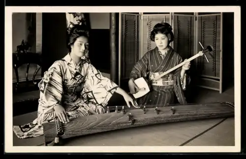 AK Zwei Japanerinnen im Kimono mit Instrumenten