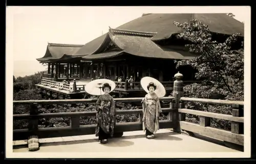 AK Zwei Japanerinnen im Kimono mit Schirm