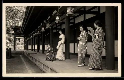 AK Japanerinnen im Kimono am Haus