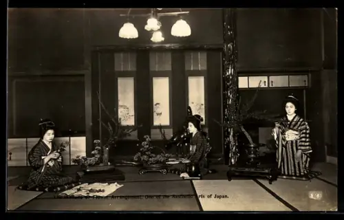 AK Japanerinnen im Kimono arrangieren Blumen