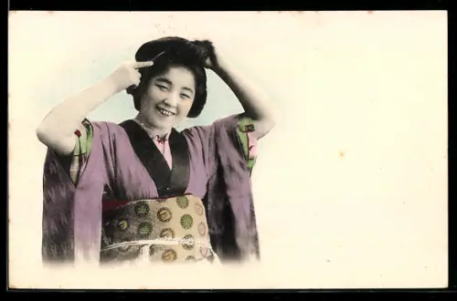 AK Japanerin im Kimono richtet sich die Haare