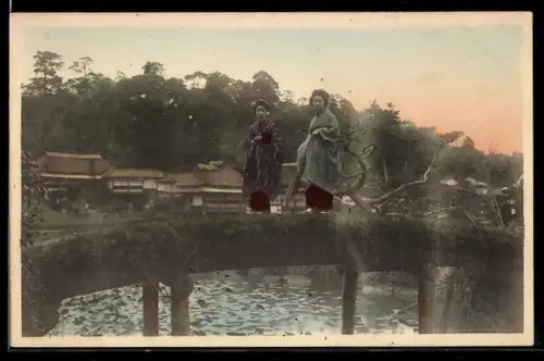 AK Zwei Japanerinnen im Kimono auf einer Brücke