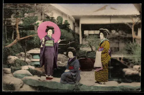 AK Drei Japanerinnen im Kimono im Garten