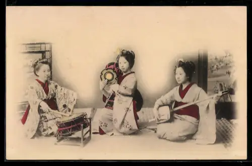 AK Drei Japanerinnen im Kimono mit Instrumenten