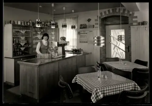 AK Wurzbach, Gasthaus Heinrichshütte, Innenansicht mit Theke und Bedienung