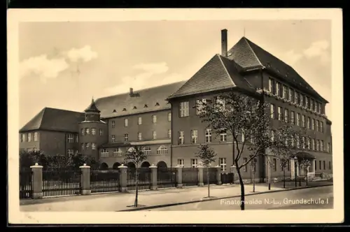 AK Finsterwalde /N.-L., Grundschule mit Strassenpartie