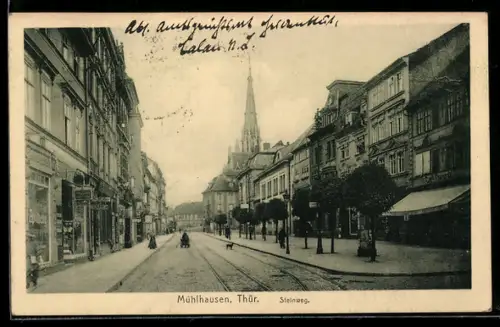 AK Mühlhausen /Thür., Strasse Steinweg mit Geschäften und Kirchturm