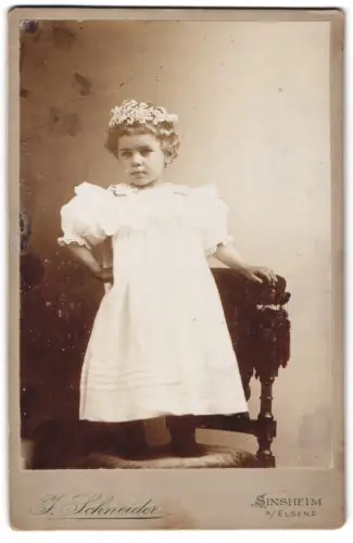 Fotografie G. Schneider, Sinsheim a. Elsenz, Kleines Kind in weissem Kleid