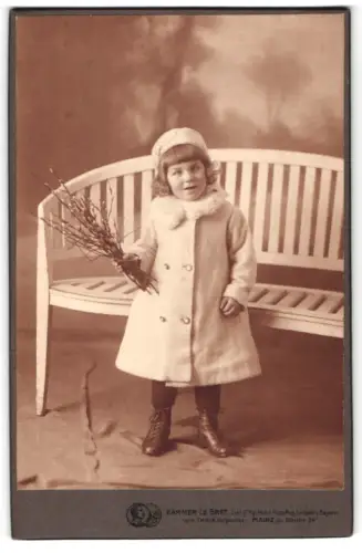 Fotografie Kämmer Le Bret, Mainz, Gr. Bleiche 24, Kind mit Zweigen vor einer Bank