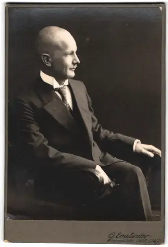 Fotografie G. Emslander, Ingolstadt, Theresienstrasse 8, Seitenporträt eines Mannes im Anzug