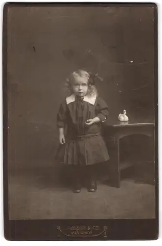 Fotografie Samson & Co., München, Neuhauserstr. 7, Kleinkind mit Tisch und Spielzeug