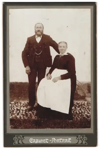 Fotografie unbekannter Fotograf und Ort, Paar im Freien