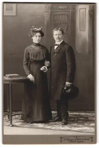 Fotografie L. Sippel, Metzingen, Paar im Atelier, Herr mit Zylinder