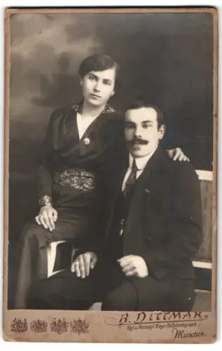 Fotografie B. Dittmar, München, Amalienstrasse 8, Paar im Portrait auf einer Bank