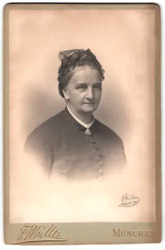 Fotografie Friedrich Müller, München, Amalienstrasse 9, Porträt einer Frau mit Kopfbedeckung