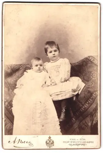 Fotografie Alois Beer, Klagenfurt, Zwei Kinder auf dekorativer Decke