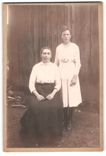 Fotografie E. Rössler, Mährisch Schönberg, zwei Frauen im Freien
