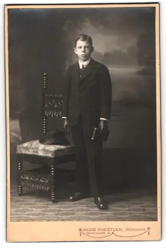 Fotografie Alois Koestler, München, Bürkleinstr. 10, Junge mit Buch und Stuhl