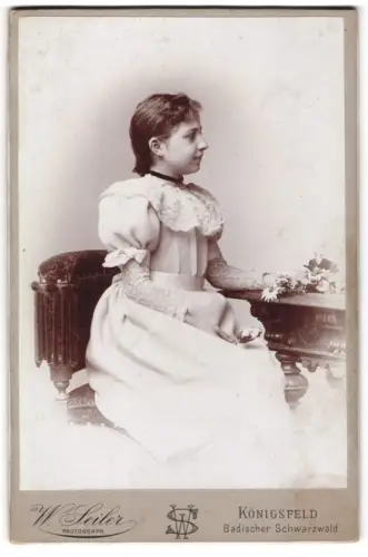 Fotografie W. Seiler, Königsfeld, Badischer Schwarzwald, Mädchen im Profil auf dekorativer Sitzbank