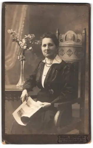 Fotografie Gebr. Strauss, München, Neuhauserstr. 20, Dame mit Zeitschrift