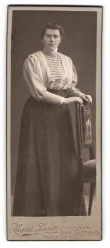 Fotografie Herr Loose, Heiligenhafen, Thulboden 6, Frau in traditioneller Kleidung mit Stuhl