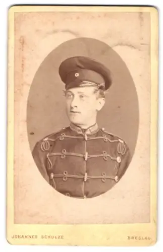 Fotografie Johannes Schulze, Breslau, Schweidnitzer Stadtgraben 9, Husar Albert Busche in Attila mit Schirmmütze