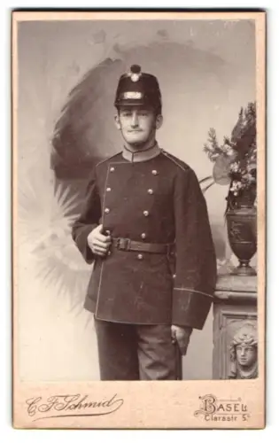 Fotografie C. F. Schmid, Basel, Clarastr. 5, Schweizer Soldat vom Bataillon 83 in Uniform mit Tschako