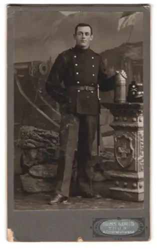 Fotografie Hans König, Thun, Allmendstrasse, Schweizer Soldat vom Bataillon 9 mit Tschako, Bajonett und Granate