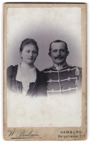 Fotografie W. Paulsen, Hamburg, Bergstrasse 21a, Uffz. der Husaren in Attila mit seiner Frau