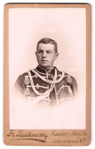 Fotografie Fr. Ratkowsky, Hamburg-Borgfelde, Bürgerweide 64, Husar in Attila mit Überjacke