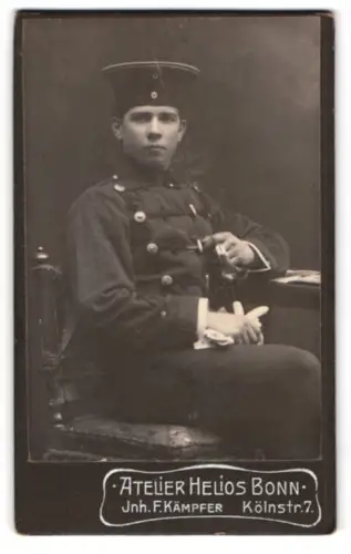 Fotografie Atelier Helios, Bonn, Kölnstr. 7, Husar in Attila mit Krätzchen und Säbel