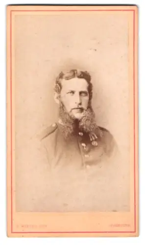 Fotografie Friedr. Wunder, Hannover, Neuerweg 4, Garde-Soldat in Uniform mit Medaille