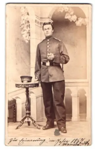 Fotografie C. Degele, Hameln, Soldat in Uniform mit Schirmmütze und Bajonett