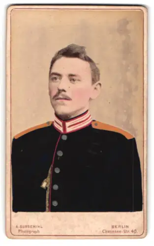 Fotografie A. Sussemihl, Berlin, Chaussee-Str. 40, Garde-Soldat in Uniform, handkoloriert