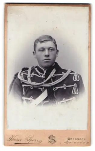 Fotografie Heinr. Sparr, Wandsbek, Schlossstrasse 44, Husar in Attila mit Überjacke